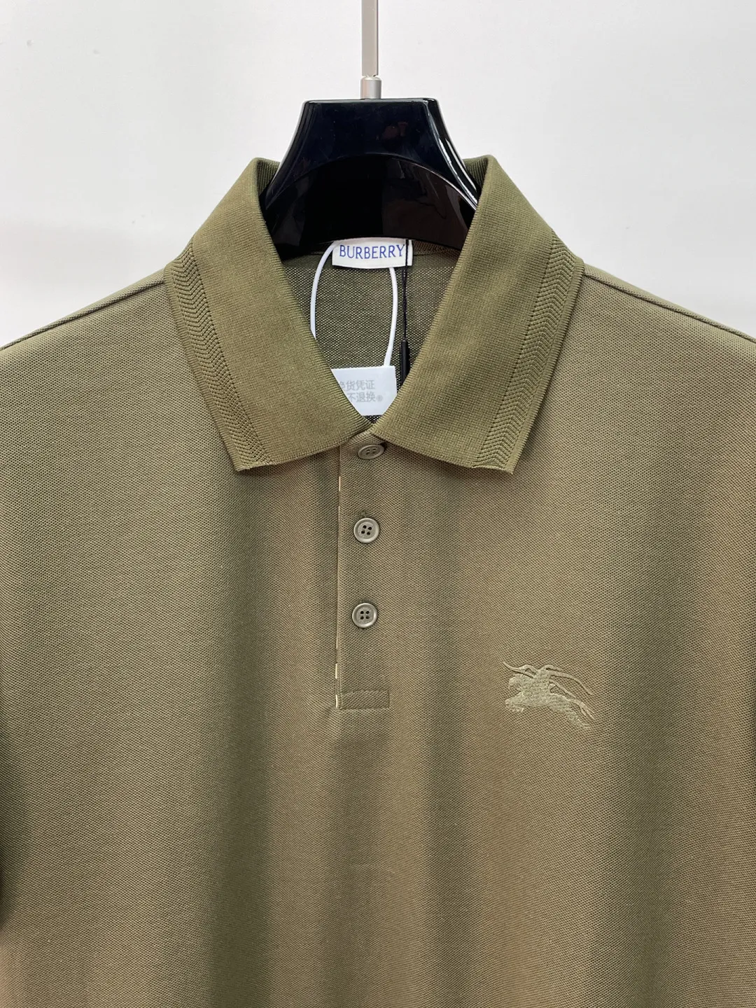 BURBERRY New Arrival Polo shirt, complete with three labels, original fabric, original customized accessories, official Same Style, using 210 grams of pure cotton pique fabric, customized same-tank dyed fabric, very comfortable and smooth to the touch, very wide and stylish, produced by a first-line brand on behalf of Factory, imported Behringer embroidery machine, embroidery is full and textured, imported Kangli direct-injection machine, printing is clear and textured, the collar rib is woven with imported yarn It will not lose shape after being worn for a long time. It is the most New Arrival style in spring and summer. It is fashionable and individual. It is super Versatile and looks good. It is very suitable for both men and women. It is a must-have for everyone. Size: S-XXL